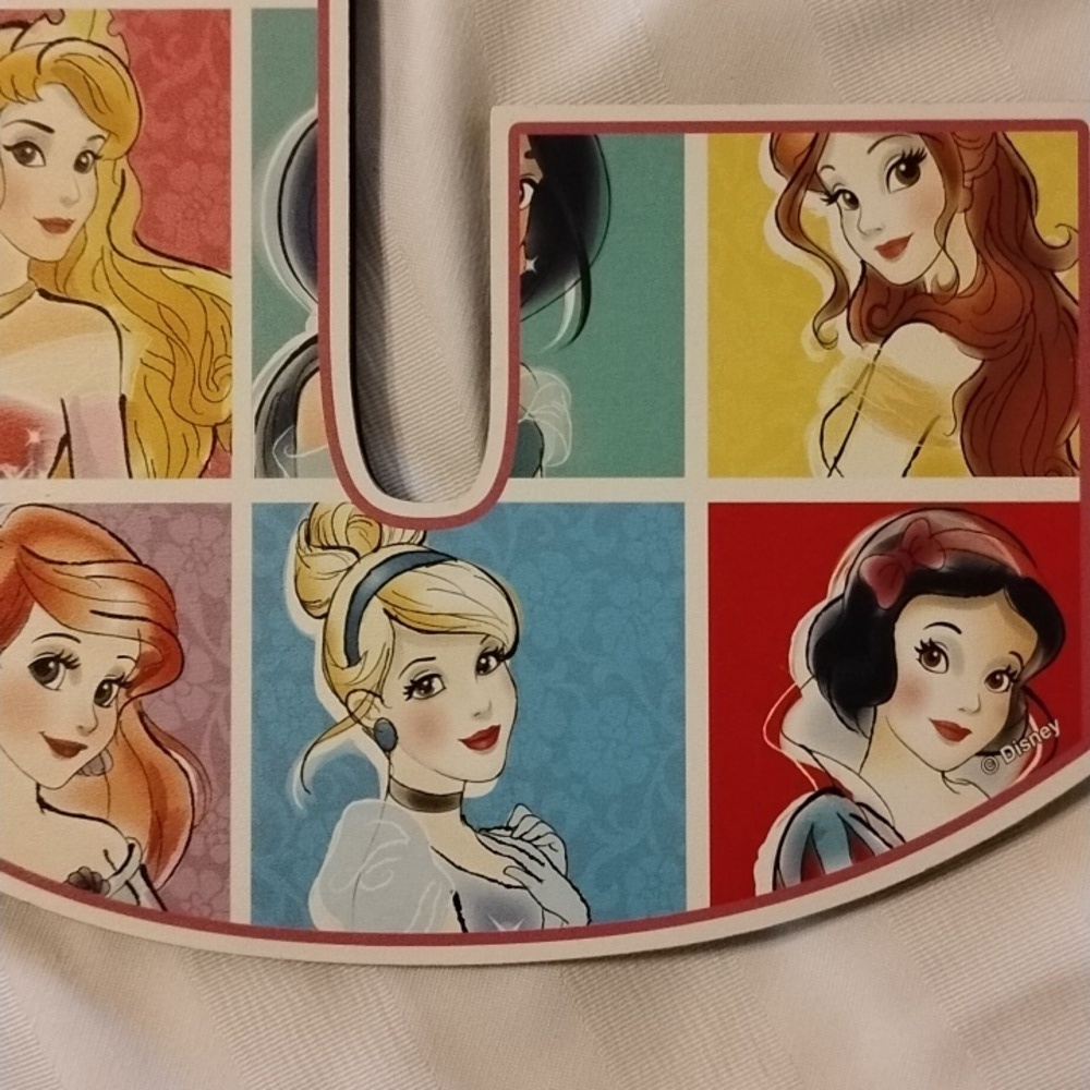 Disney wall decor letter C showing 6 different princesses - Picture 8 of 8